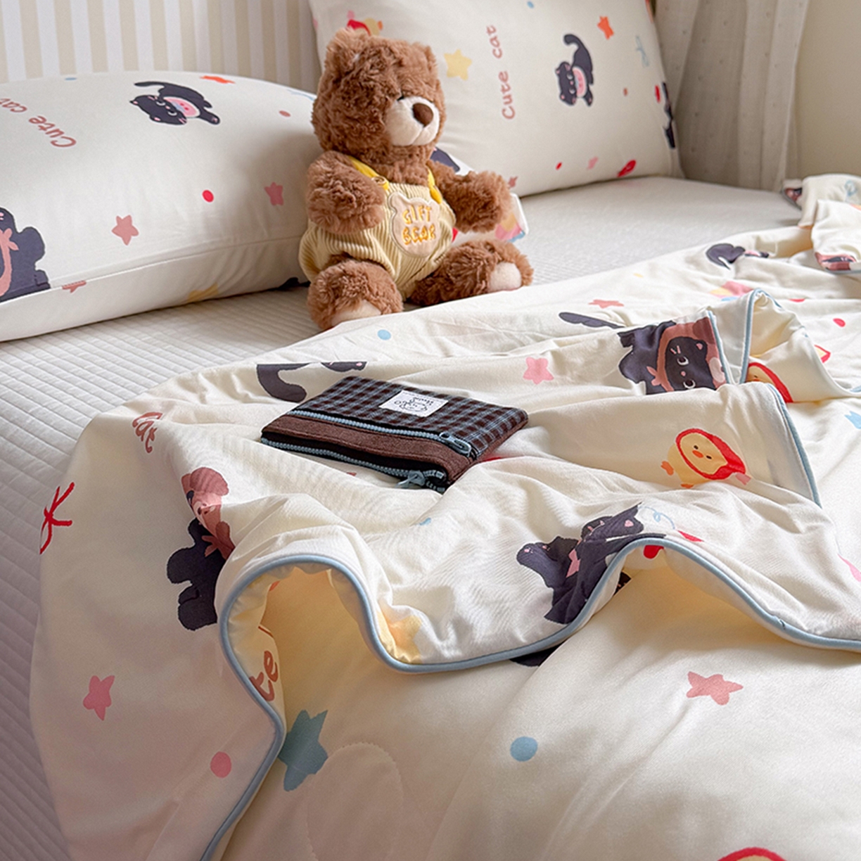 91家纺网 家纺一手货源 找家纺 桃子家居 2026新款A类卡通小清新奶乎乎高品质牛奶丝软糯针织棉嵌绳工艺夏被系列 针织嵌绳-苹果猫