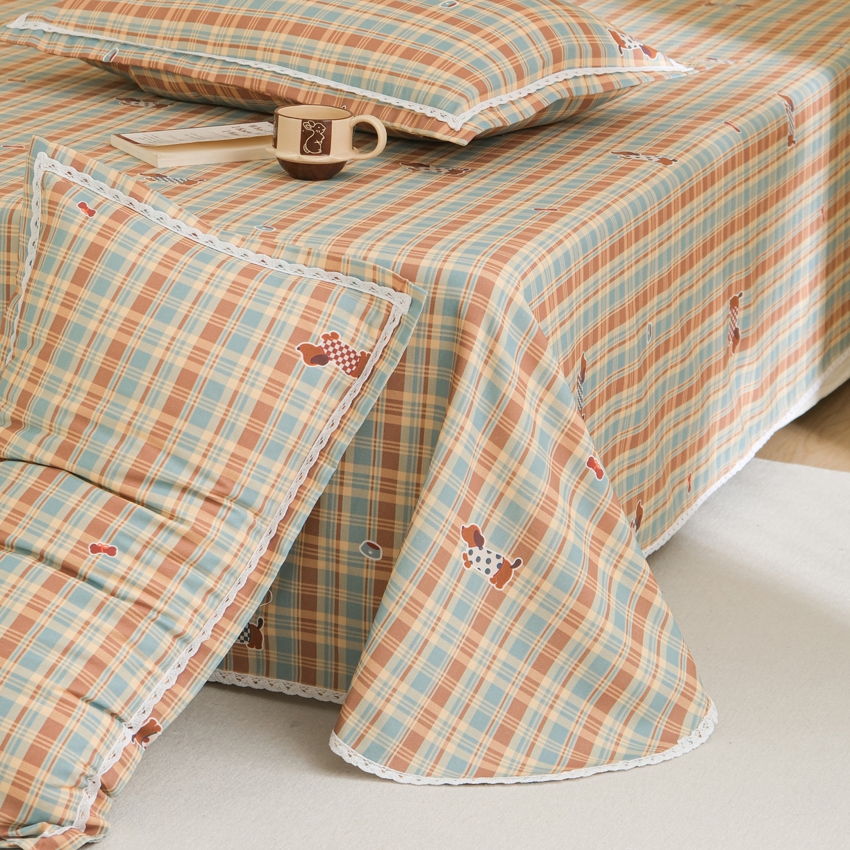 91家纺网 家纺一手货源 找家纺 慕绸家纺（原萌宝老粗布厂家） 2026新款原棉细纱工艺款亲肤柔软老粗布床单凉席席子春夏热门款-直播热卖圆角花边款 美式腊肠狗