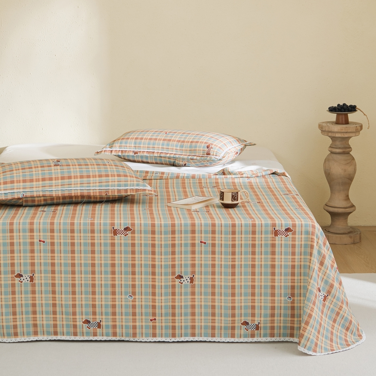 91家纺网 家纺一手货源 找家纺 慕绸家纺（原萌宝老粗布厂家） 2026新款原棉细纱工艺款亲肤柔软老粗布床单凉席席子春夏热门款-直播热卖圆角花边款 美式腊肠狗