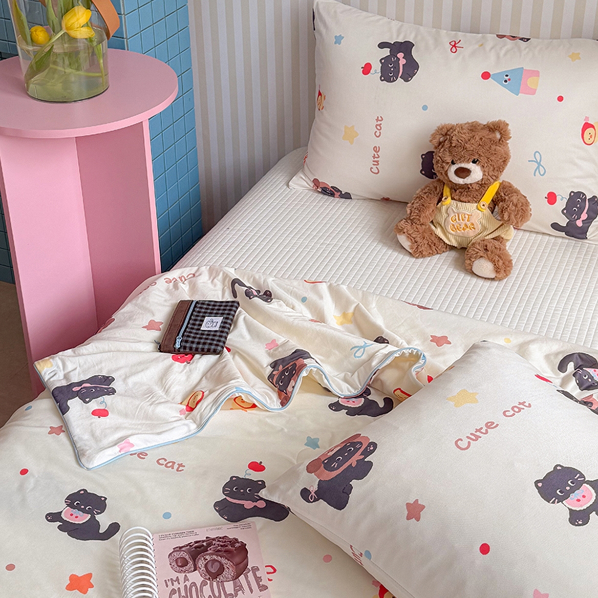 91家纺网 家纺一手货源 找家纺 桃子家居 2026新款A类卡通小清新奶乎乎高品质牛奶丝软糯针织棉嵌绳工艺夏被系列 针织嵌绳-苹果猫