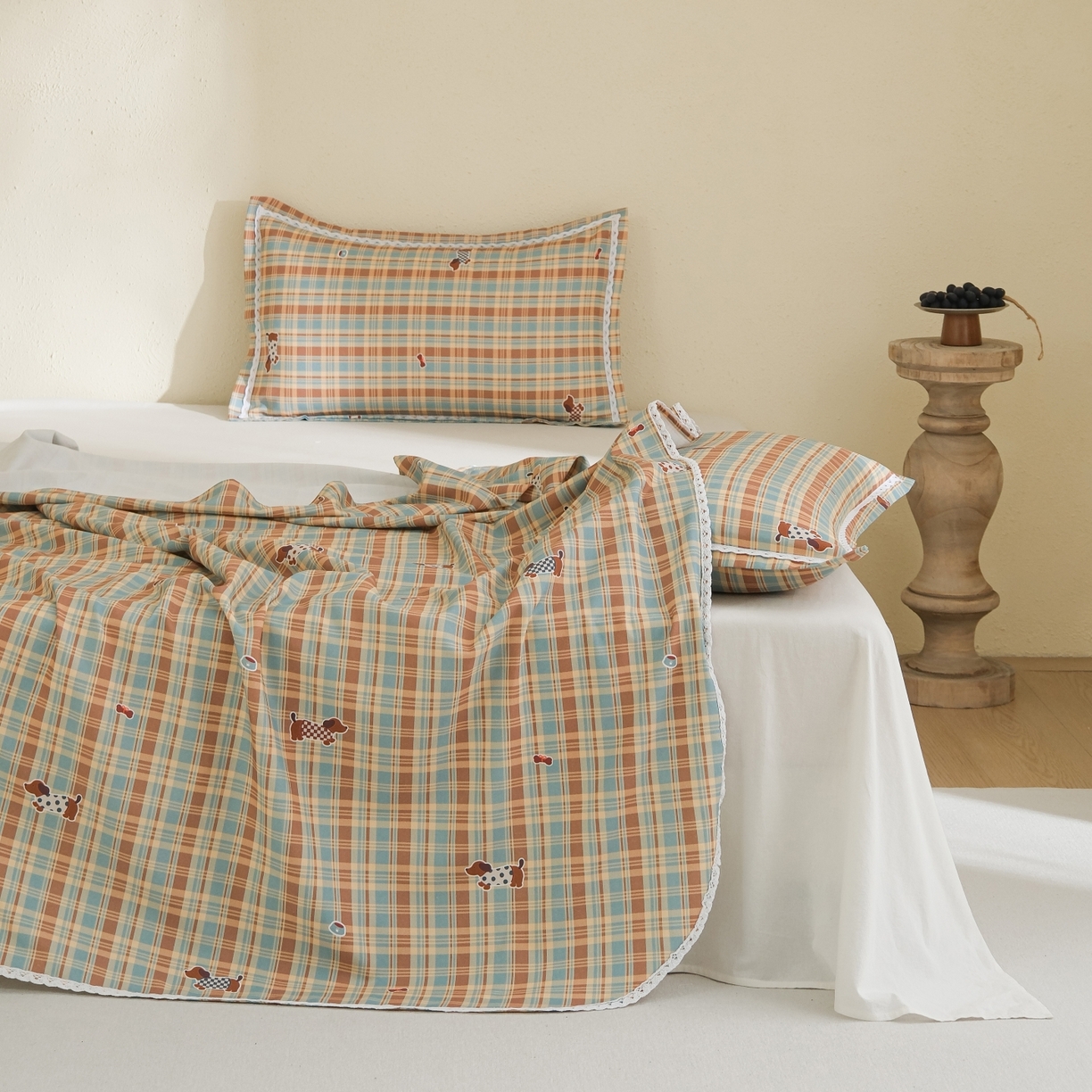 91家纺网 家纺一手货源 找家纺 慕绸家纺（原萌宝老粗布厂家） 2026新款原棉细纱工艺款亲肤柔软老粗布床单凉席席子春夏热门款-直播热卖圆角花边款 美式腊肠狗