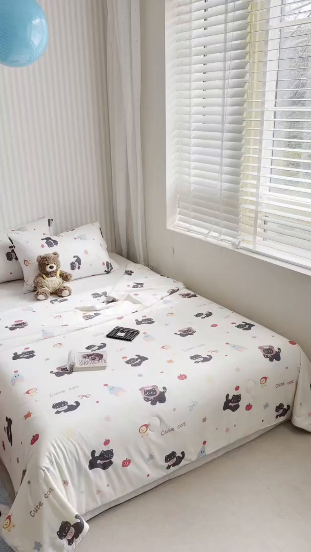 91家纺网 家纺一手货源 找家纺 桃子家居 2026新款A类卡通小清新奶乎乎高品质牛奶丝软糯针织棉嵌绳工艺夏被系列 针织嵌绳-苹果猫