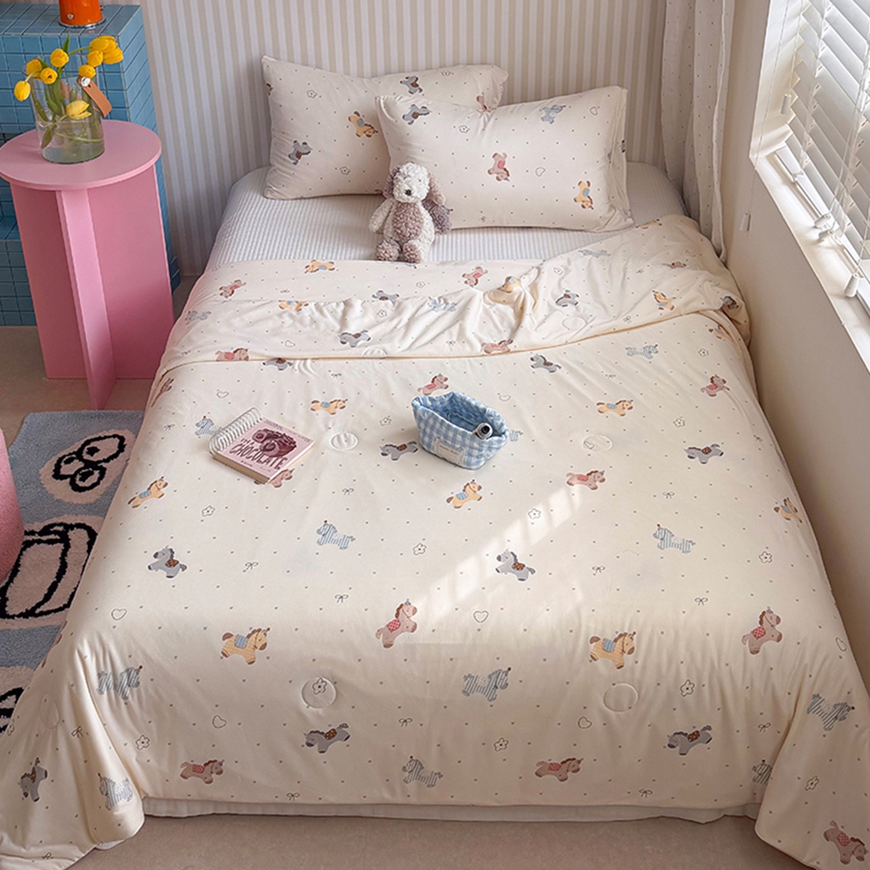 91家纺网 家纺一手货源 找家纺 桃子家居 2026新款A类卡通小清新奶乎乎高品质牛奶丝软糯针织棉嵌绳工艺夏被系列 针织嵌绳-森系小马