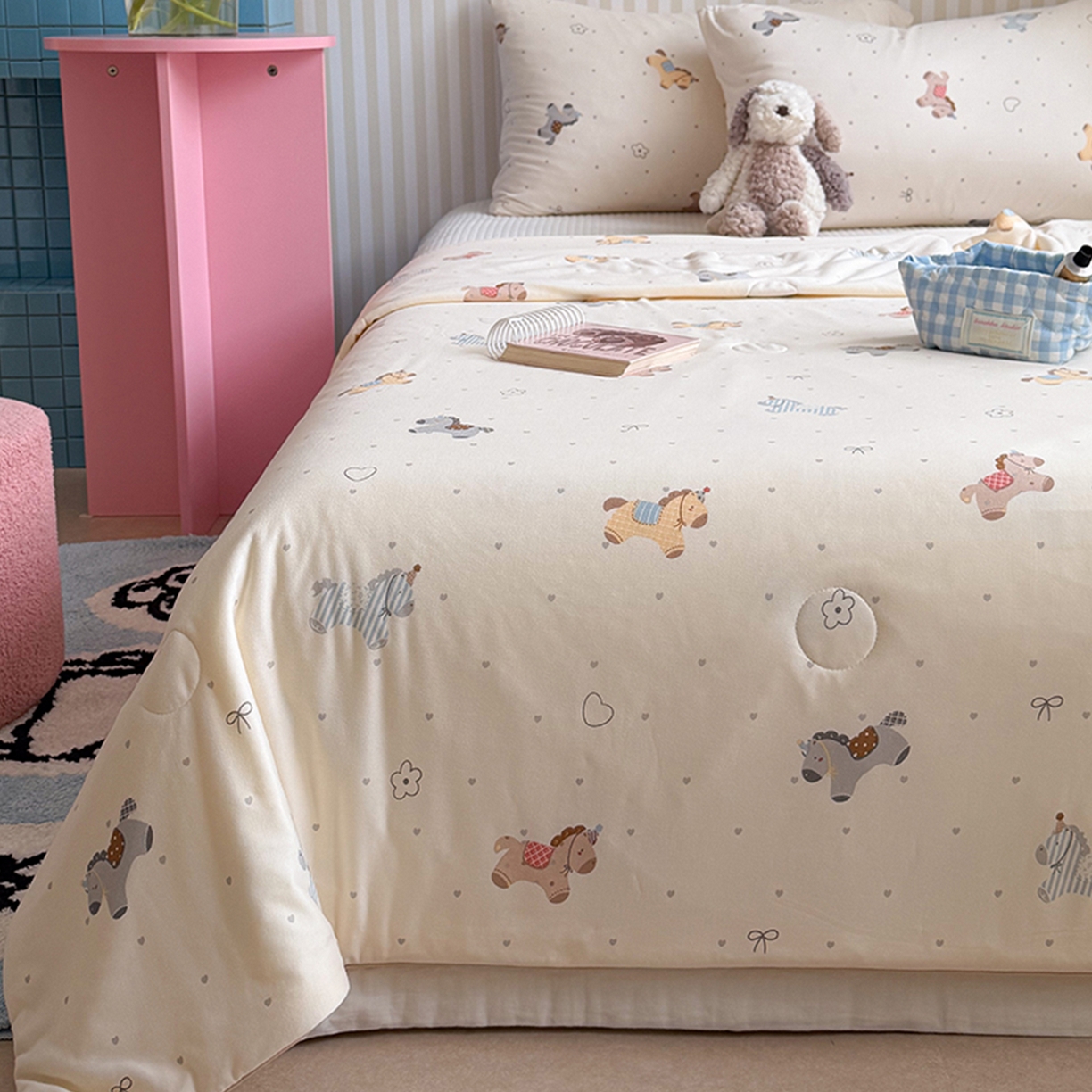 91家纺网 家纺一手货源 找家纺 桃子家居 2026新款A类卡通小清新奶乎乎高品质牛奶丝软糯针织棉嵌绳工艺夏被系列 针织嵌绳-森系小马