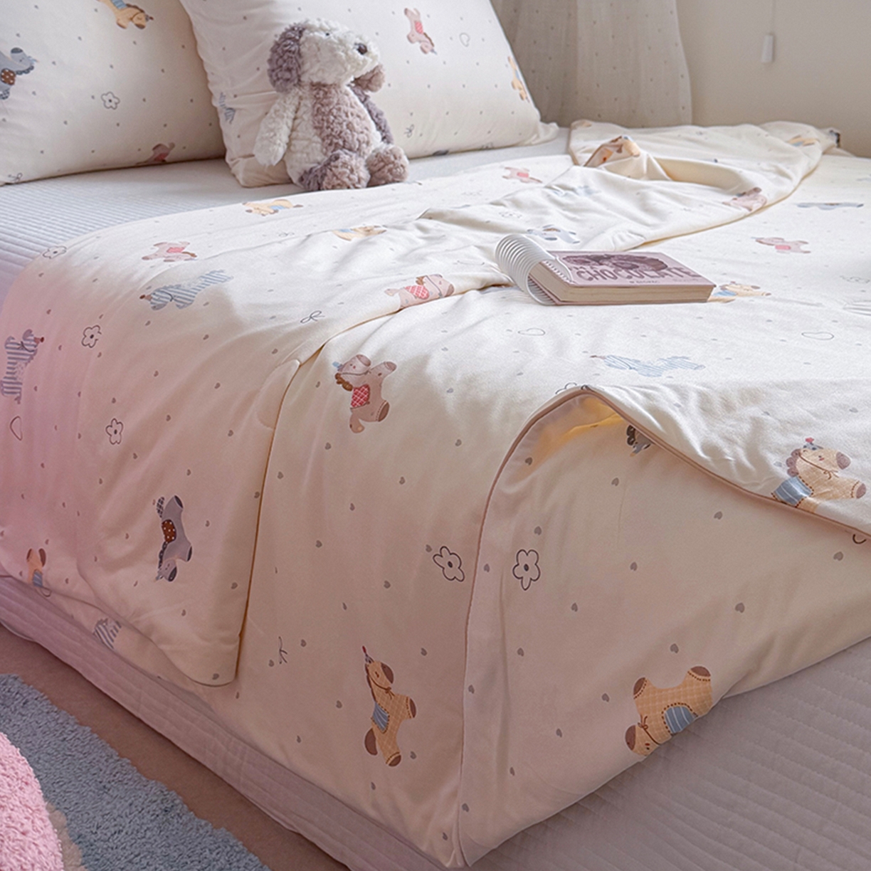 91家纺网 家纺一手货源 找家纺 桃子家居 2026新款A类卡通小清新奶乎乎高品质牛奶丝软糯针织棉嵌绳工艺夏被系列 针织嵌绳-森系小马