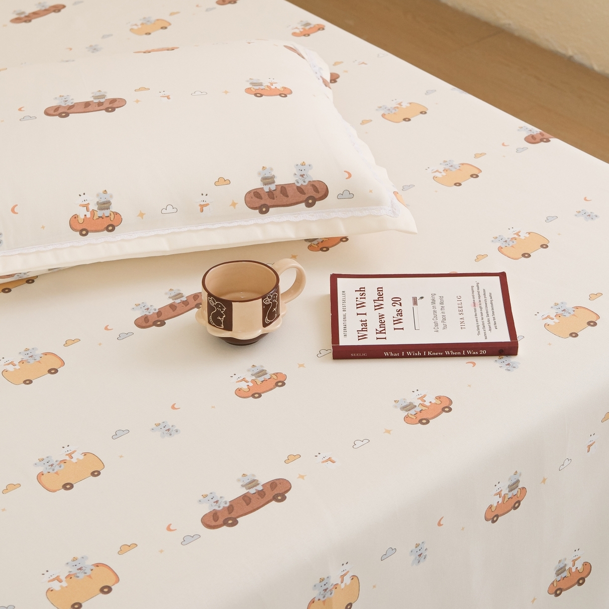 91家纺网 家纺一手货源 找家纺 慕绸家纺（原萌宝老粗布厂家） 2026新款原棉细纱工艺款亲肤柔软老粗布床单凉席席子春夏热门款-直播热卖圆角花边款 面包小车