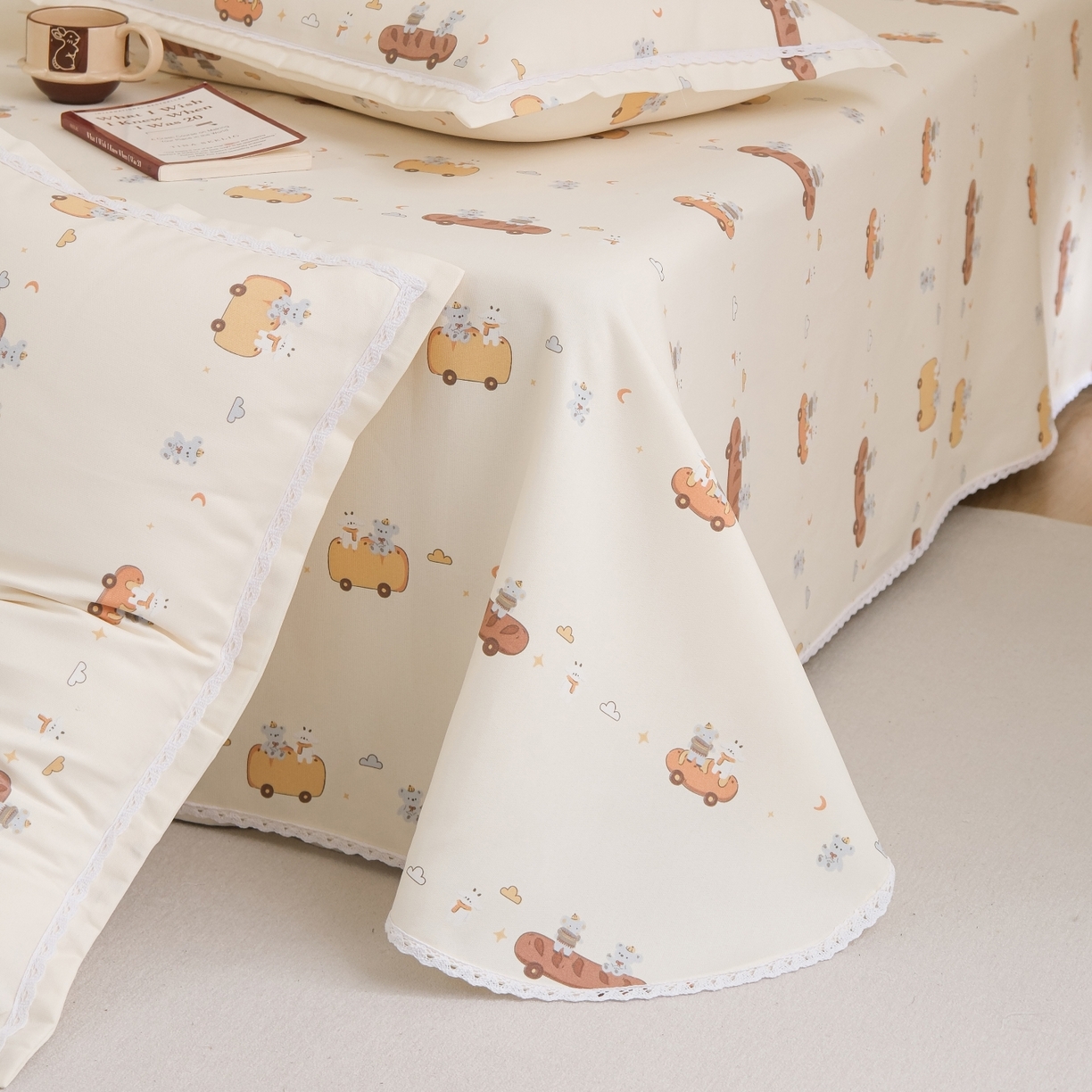 91家纺网 家纺一手货源 找家纺 慕绸家纺（原萌宝老粗布厂家） 2026新款原棉细纱工艺款亲肤柔软老粗布床单凉席席子春夏热门款-直播热卖圆角花边款 面包小车