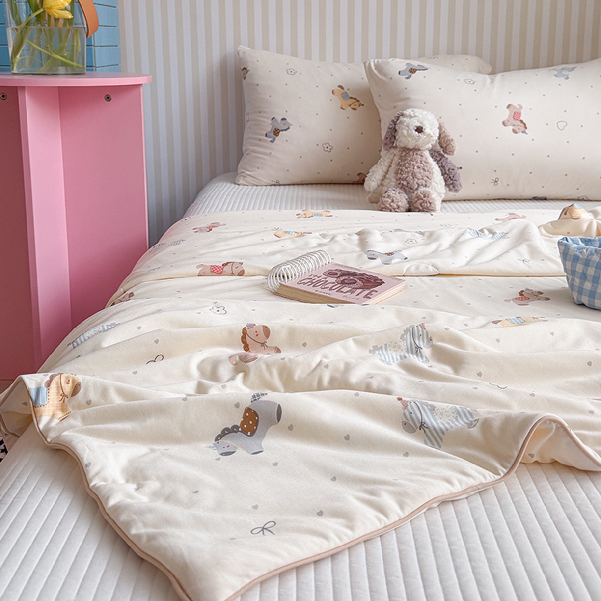 91家纺网 家纺一手货源 找家纺 桃子家居 2026新款A类卡通小清新奶乎乎高品质牛奶丝软糯针织棉嵌绳工艺夏被系列 针织嵌绳-森系小马