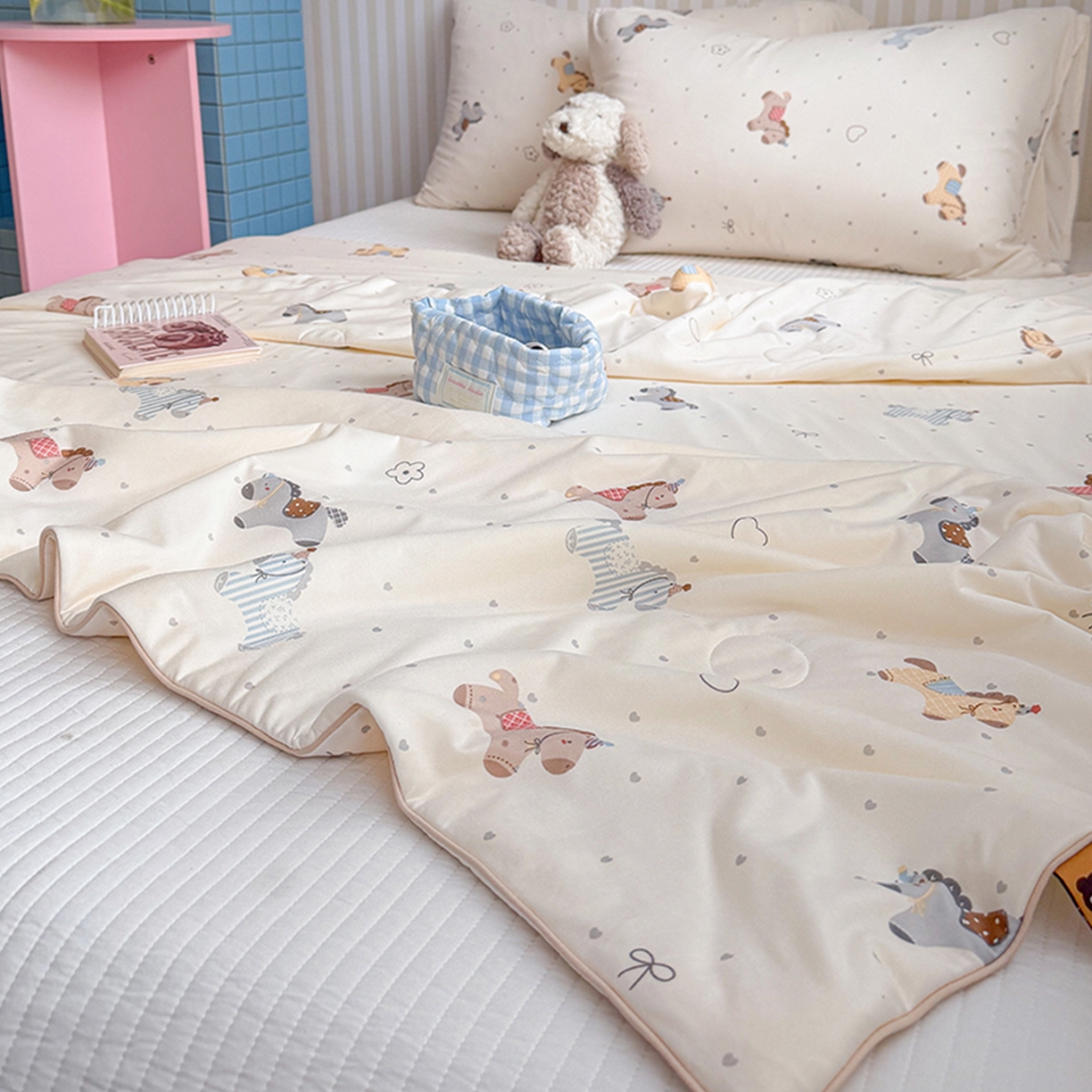 91家纺网 家纺一手货源 找家纺 桃子家居 2026新款A类卡通小清新奶乎乎高品质牛奶丝软糯针织棉嵌绳工艺夏被系列 针织嵌绳-森系小马