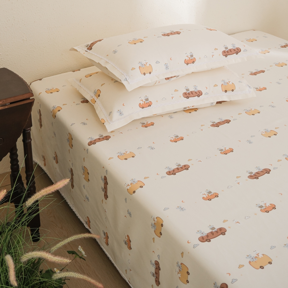 91家纺网 家纺一手货源 找家纺 慕绸家纺（原萌宝老粗布厂家） 2026新款原棉细纱工艺款亲肤柔软老粗布床单凉席席子春夏热门款-直播热卖圆角花边款 面包小车