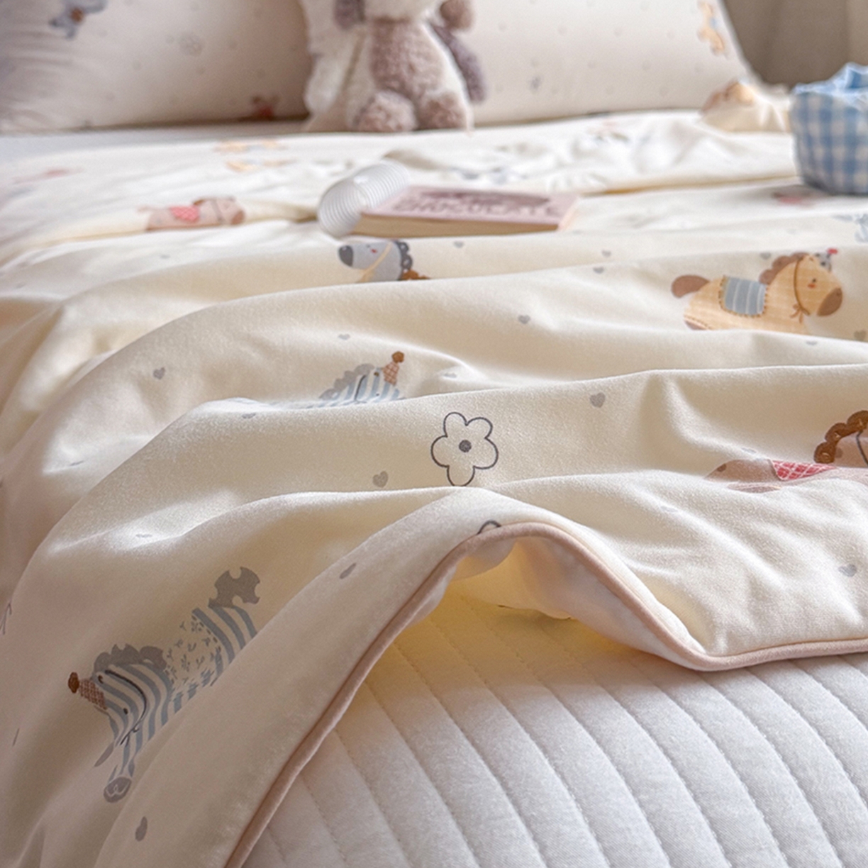 91家纺网 家纺一手货源 找家纺 桃子家居 2026新款A类卡通小清新奶乎乎高品质牛奶丝软糯针织棉嵌绳工艺夏被系列 针织嵌绳-森系小马