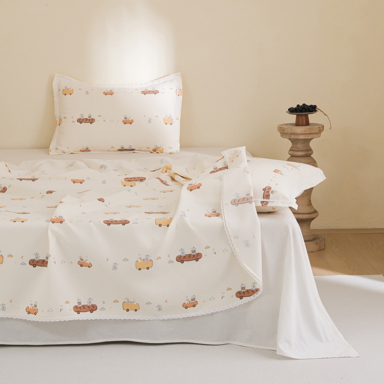 91家纺网 家纺一手货源 找家纺 慕绸家纺（原萌宝老粗布厂家） 2026新款原棉细纱工艺款亲肤柔软老粗布床单凉席席子春夏热门款-直播热卖圆角花边款 面包小车