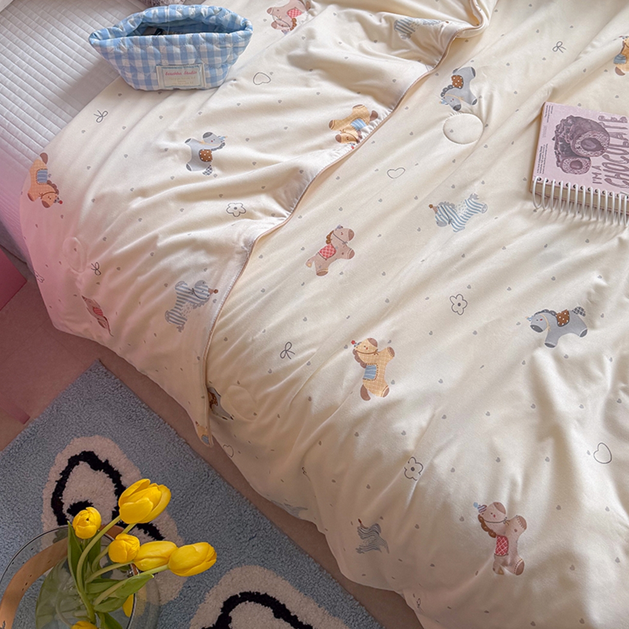 91家纺网 家纺一手货源 找家纺 桃子家居 2026新款A类卡通小清新奶乎乎高品质牛奶丝软糯针织棉嵌绳工艺夏被系列 针织嵌绳-森系小马