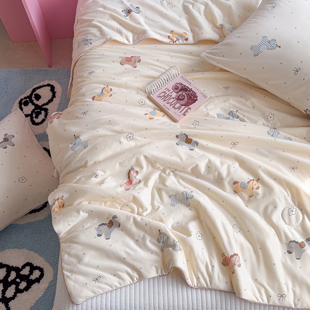 91家纺网 家纺一手货源 找家纺 桃子家居 2026新款A类卡通小清新奶乎乎高品质牛奶丝软糯针织棉嵌绳工艺夏被系列 针织嵌绳-森系小马