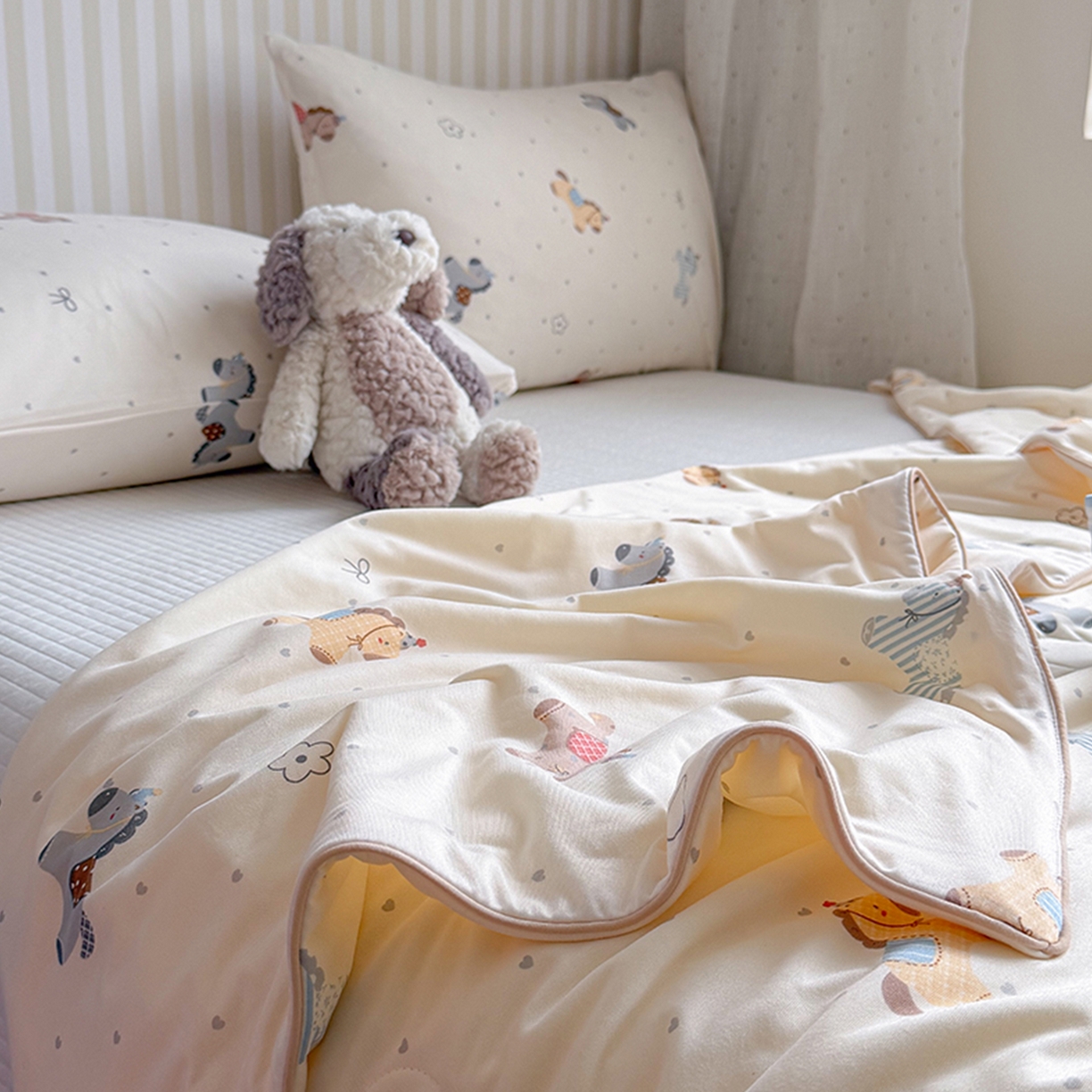 91家纺网 家纺一手货源 找家纺 桃子家居 2026新款A类卡通小清新奶乎乎高品质牛奶丝软糯针织棉嵌绳工艺夏被系列 针织嵌绳-森系小马