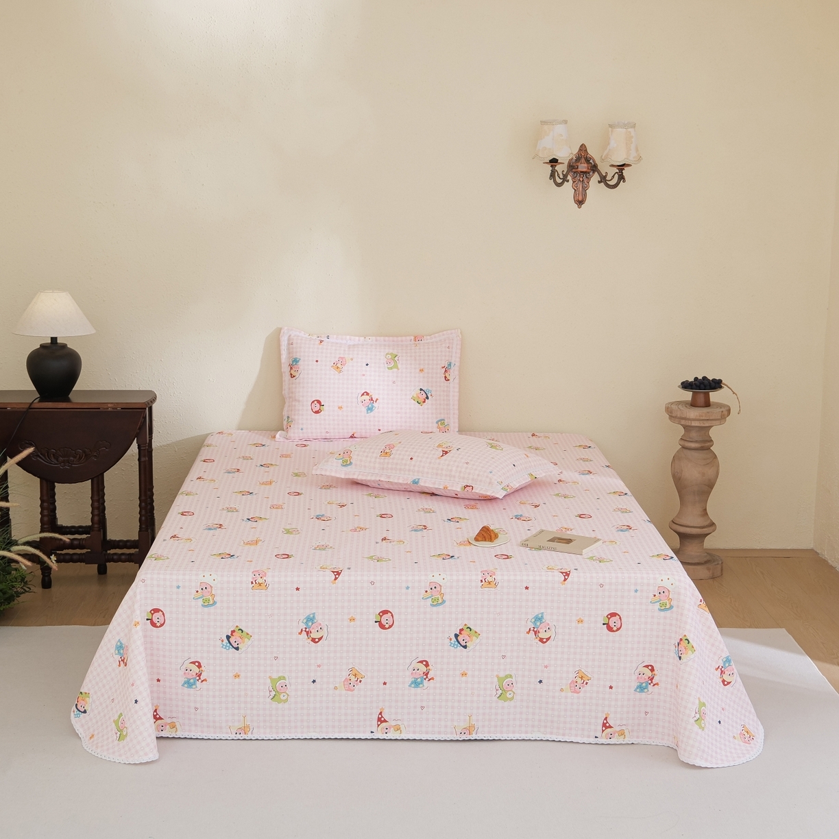 91家纺网 家纺一手货源 找家纺 慕绸家纺（原萌宝老粗布厂家） 2026新款原棉细纱工艺款亲肤柔软老粗布床单凉席席子春夏热门款-直播热卖圆角花边款 魔法星人