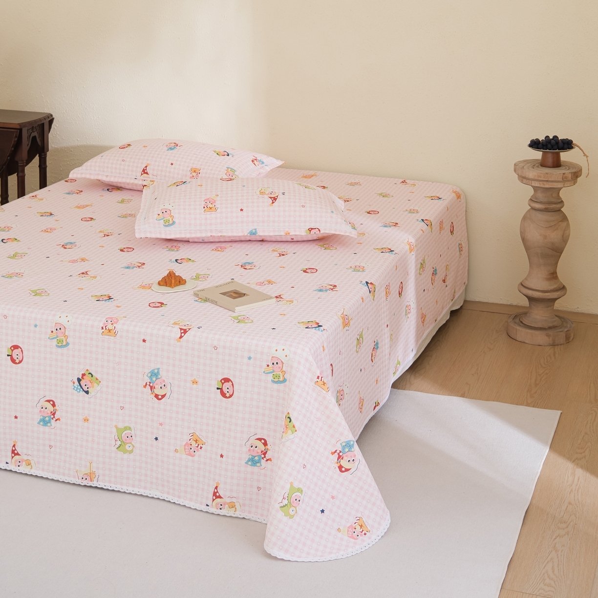 91家纺网 家纺一手货源 找家纺 慕绸家纺（原萌宝老粗布厂家） 2026新款原棉细纱工艺款亲肤柔软老粗布床单凉席席子春夏热门款-直播热卖圆角花边款 魔法星人