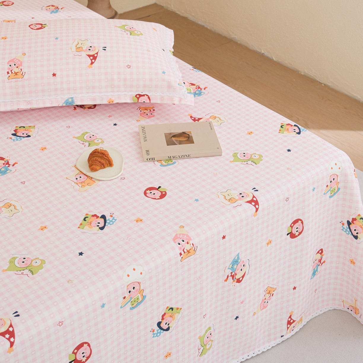 91家纺网 家纺一手货源 找家纺 慕绸家纺（原萌宝老粗布厂家） 2026新款原棉细纱工艺款亲肤柔软老粗布床单凉席席子春夏热门款-直播热卖圆角花边款 魔法星人