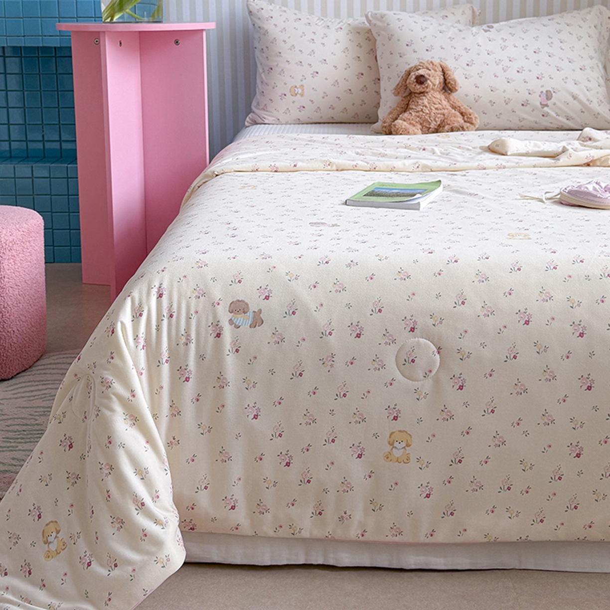 91家纺网 家纺一手货源 找家纺 桃子家居 2026新款A类卡通小清新奶乎乎高品质牛奶丝软糯针织棉嵌绳工艺夏被系列 针织嵌绳-甜梦碎花狗