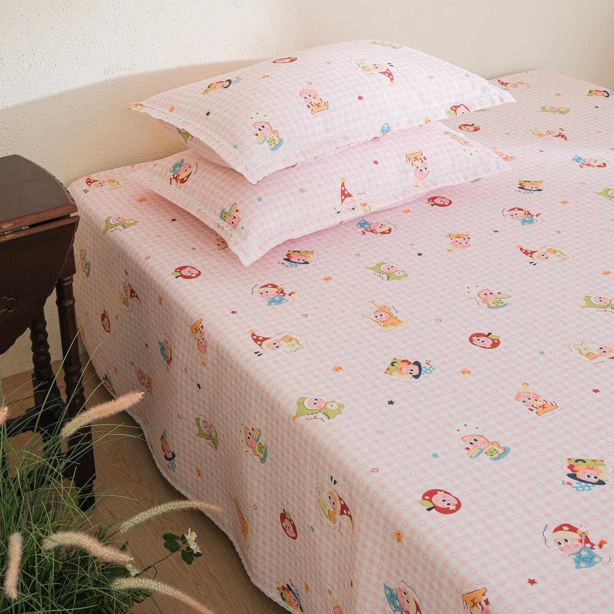 91家纺网 家纺一手货源 找家纺 慕绸家纺（原萌宝老粗布厂家） 2026新款原棉细纱工艺款亲肤柔软老粗布床单凉席席子春夏热门款-直播热卖圆角花边款 魔法星人