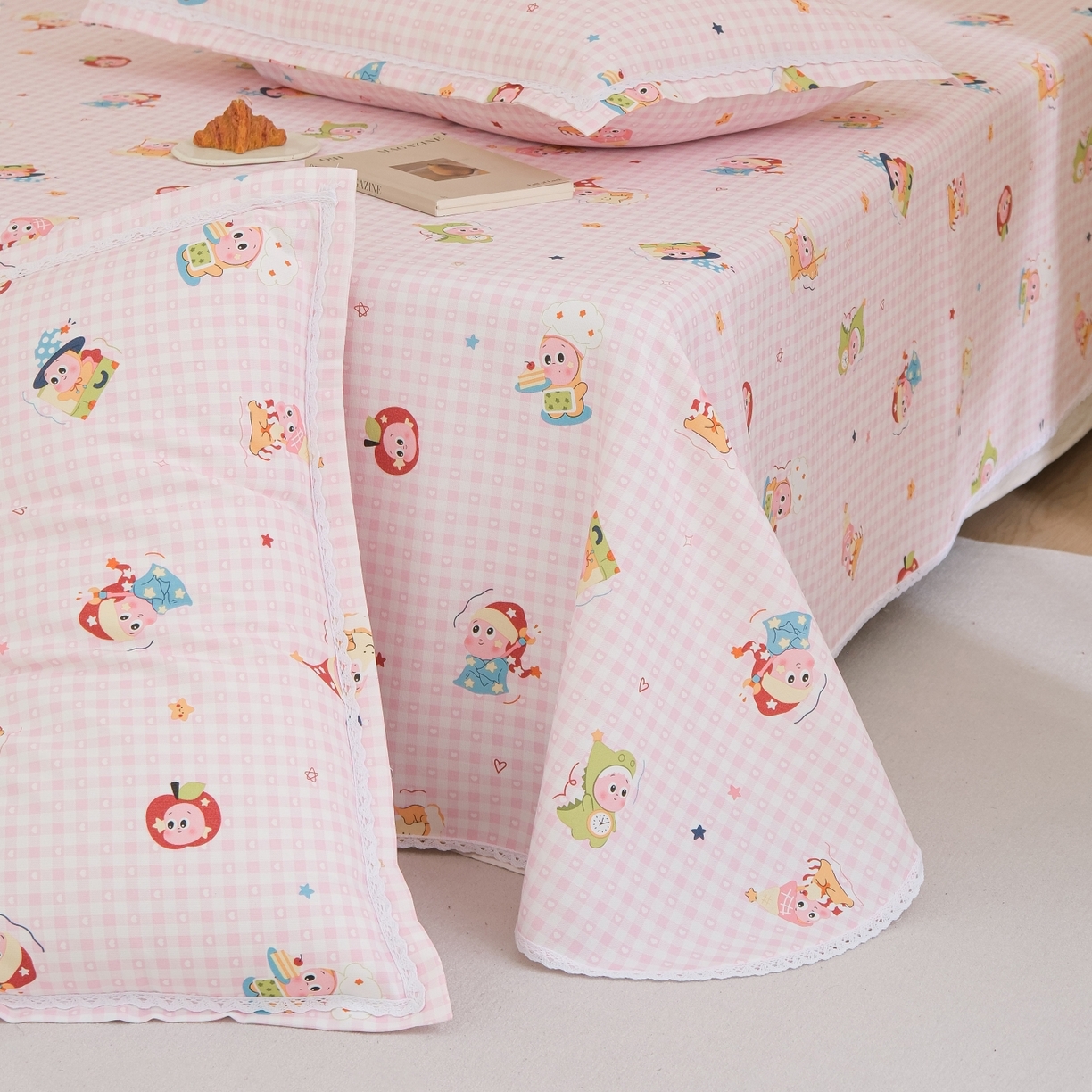 91家纺网 家纺一手货源 找家纺 慕绸家纺（原萌宝老粗布厂家） 2026新款原棉细纱工艺款亲肤柔软老粗布床单凉席席子春夏热门款-直播热卖圆角花边款 魔法星人