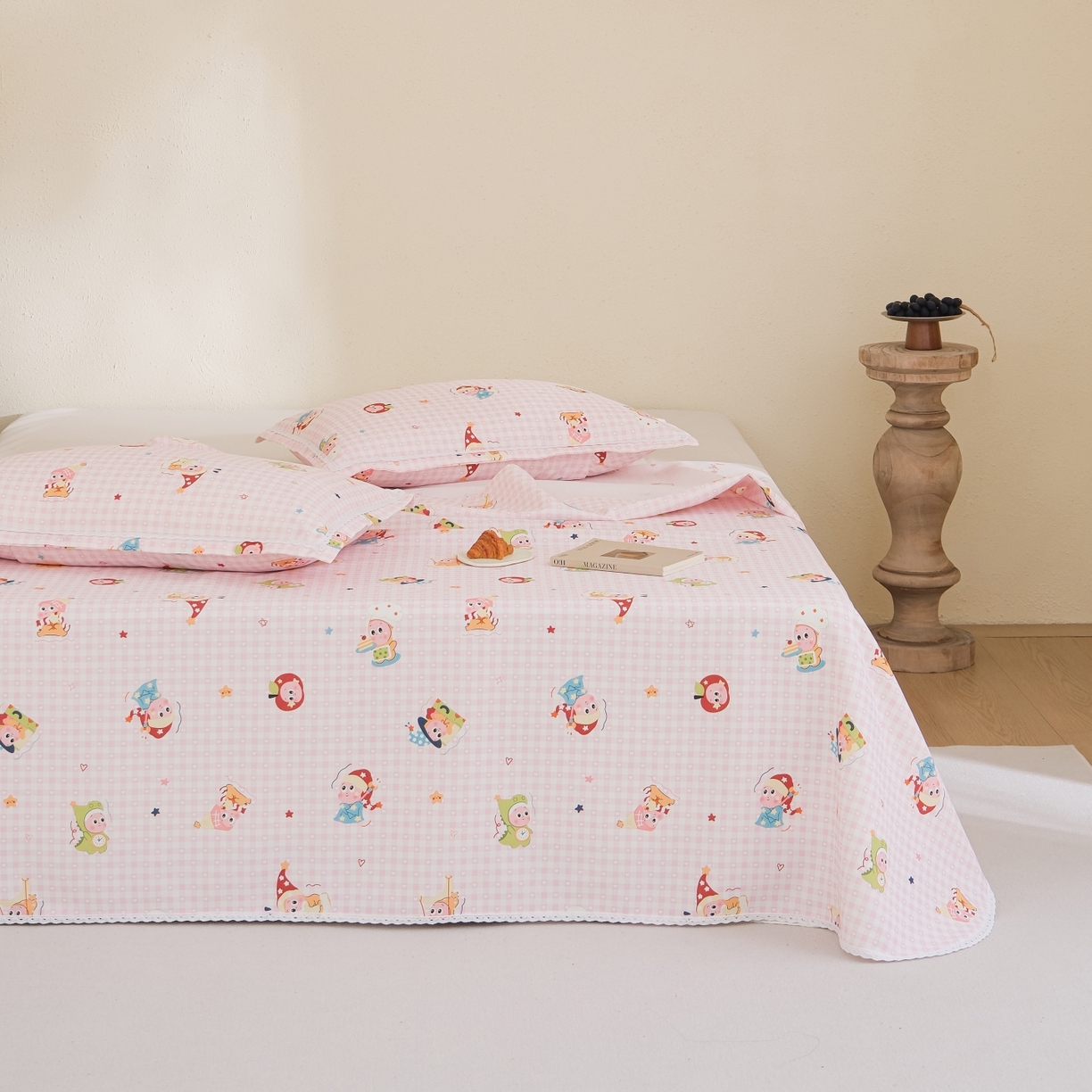 91家纺网 家纺一手货源 找家纺 慕绸家纺（原萌宝老粗布厂家） 2026新款原棉细纱工艺款亲肤柔软老粗布床单凉席席子春夏热门款-直播热卖圆角花边款 魔法星人