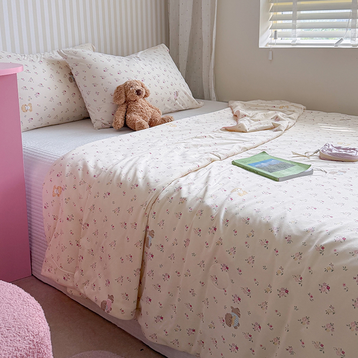 91家纺网 家纺一手货源 找家纺 桃子家居 2026新款A类卡通小清新奶乎乎高品质牛奶丝软糯针织棉嵌绳工艺夏被系列 针织嵌绳-甜梦碎花狗