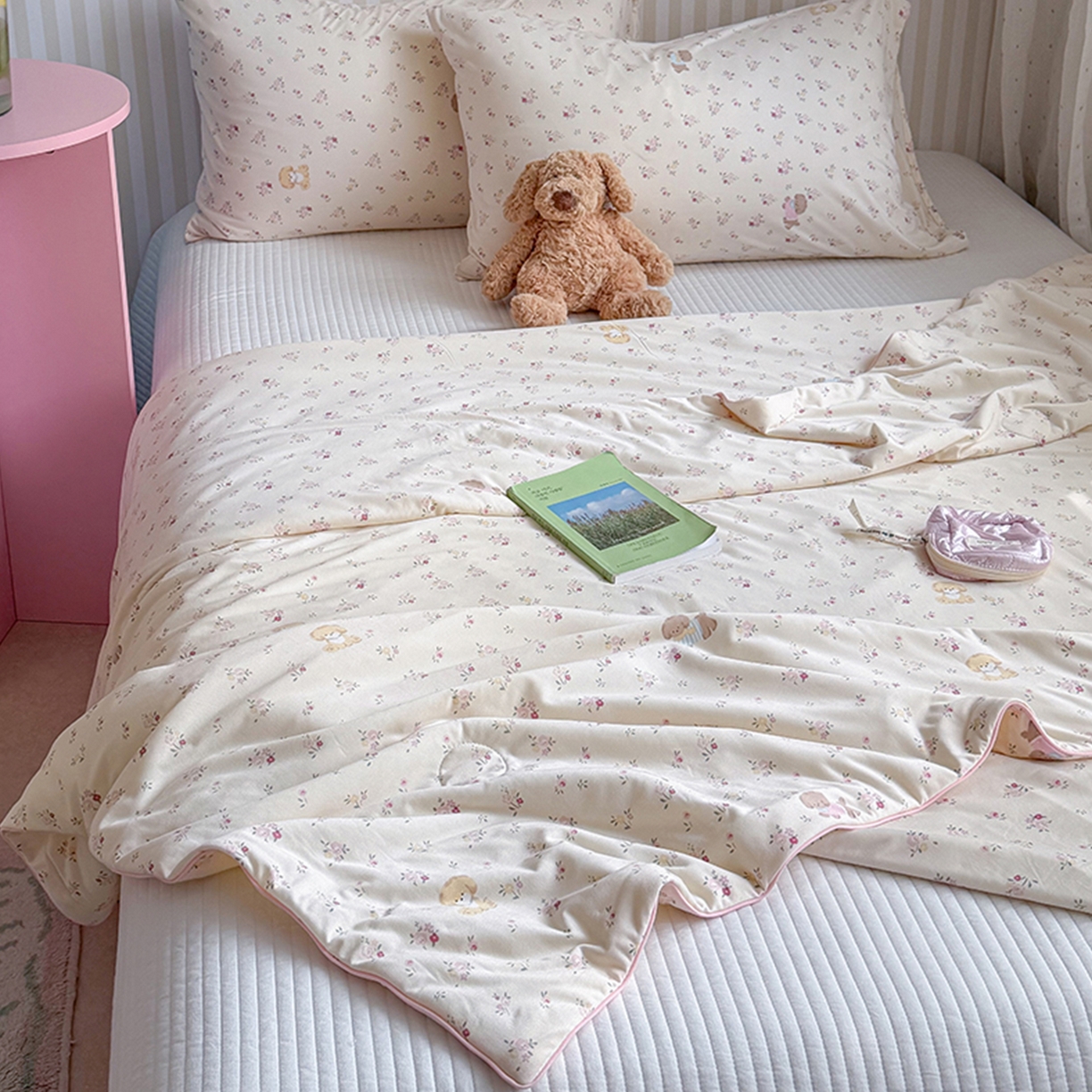 91家纺网 家纺一手货源 找家纺 桃子家居 2026新款A类卡通小清新奶乎乎高品质牛奶丝软糯针织棉嵌绳工艺夏被系列 针织嵌绳-甜梦碎花狗