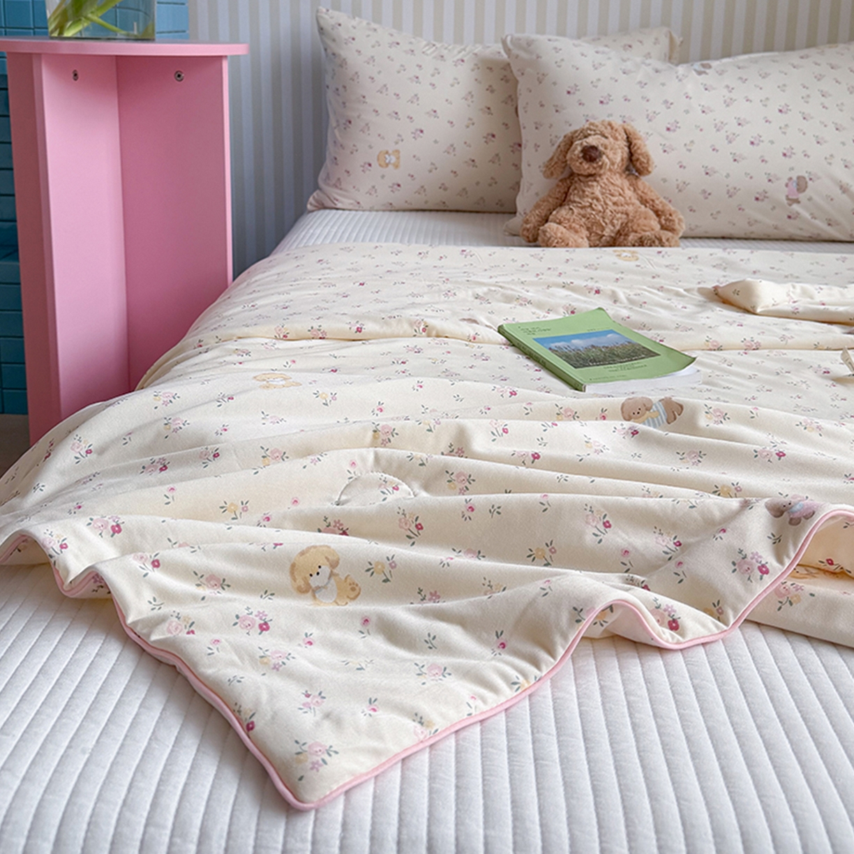 91家纺网 家纺一手货源 找家纺 桃子家居 2026新款A类卡通小清新奶乎乎高品质牛奶丝软糯针织棉嵌绳工艺夏被系列 针织嵌绳-甜梦碎花狗