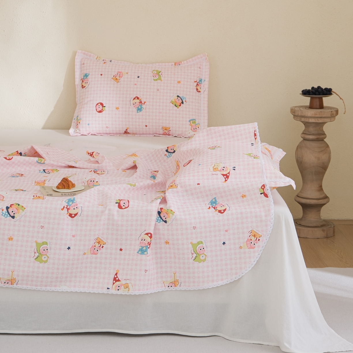 91家纺网 家纺一手货源 找家纺 慕绸家纺（原萌宝老粗布厂家） 2026新款原棉细纱工艺款亲肤柔软老粗布床单凉席席子春夏热门款-直播热卖圆角花边款 魔法星人