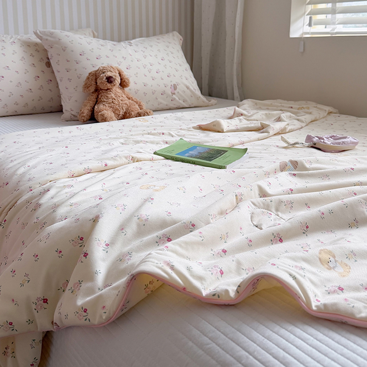 91家纺网 家纺一手货源 找家纺 桃子家居 2026新款A类卡通小清新奶乎乎高品质牛奶丝软糯针织棉嵌绳工艺夏被系列 针织嵌绳-甜梦碎花狗