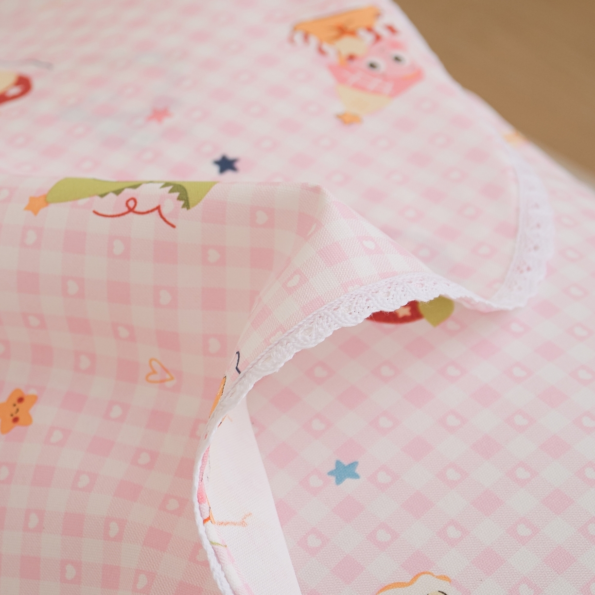 91家纺网 家纺一手货源 找家纺 慕绸家纺（原萌宝老粗布厂家） 2026新款原棉细纱工艺款亲肤柔软老粗布床单凉席席子春夏热门款-直播热卖圆角花边款 魔法星人