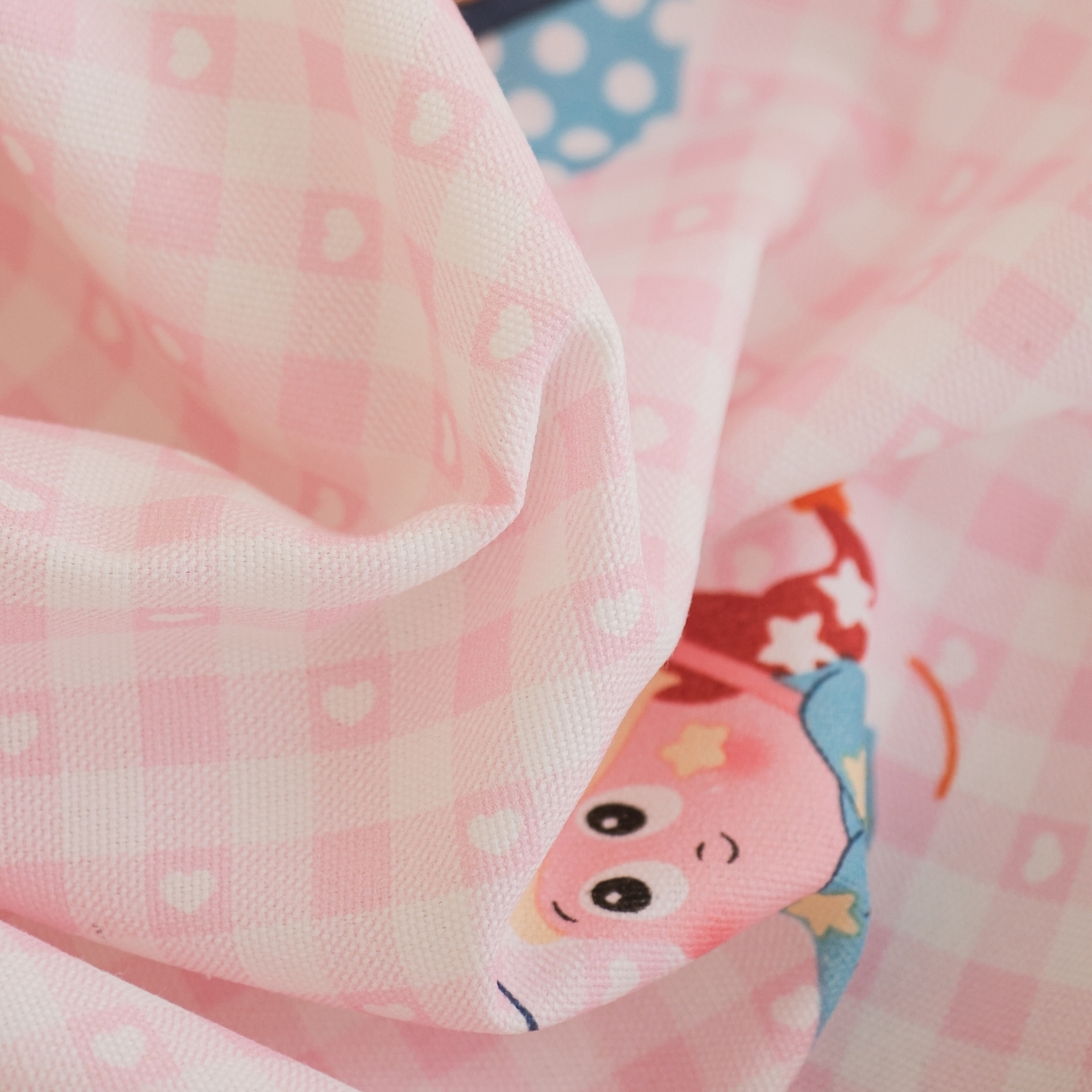 91家纺网 家纺一手货源 找家纺 慕绸家纺（原萌宝老粗布厂家） 2026新款原棉细纱工艺款亲肤柔软老粗布床单凉席席子春夏热门款-直播热卖圆角花边款 魔法星人