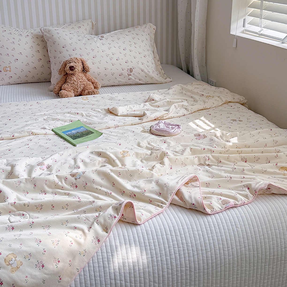 91家纺网 家纺一手货源 找家纺 桃子家居 2026新款A类卡通小清新奶乎乎高品质牛奶丝软糯针织棉嵌绳工艺夏被系列 针织嵌绳-甜梦碎花狗