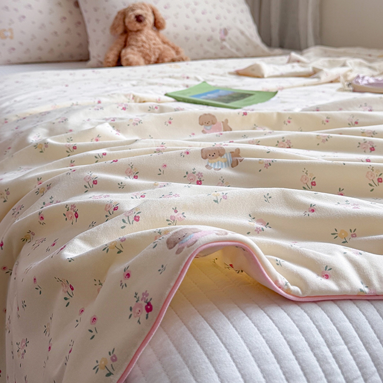 91家纺网 家纺一手货源 找家纺 桃子家居 2026新款A类卡通小清新奶乎乎高品质牛奶丝软糯针织棉嵌绳工艺夏被系列 针织嵌绳-甜梦碎花狗