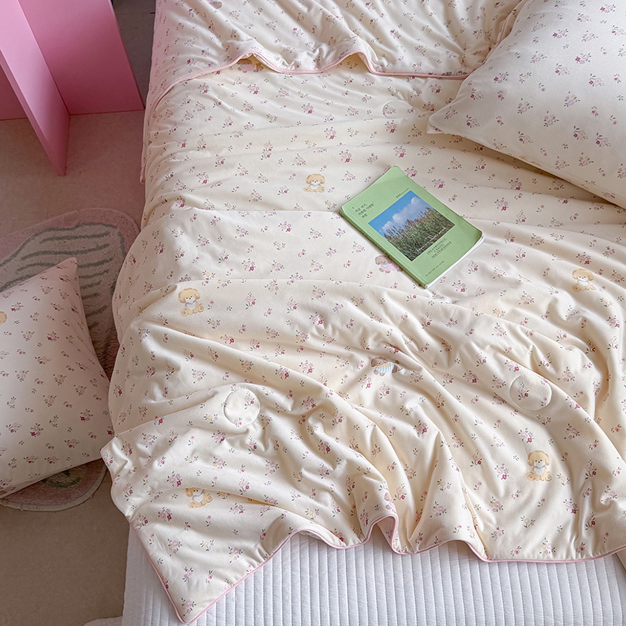 91家纺网 家纺一手货源 找家纺 桃子家居 2026新款A类卡通小清新奶乎乎高品质牛奶丝软糯针织棉嵌绳工艺夏被系列 针织嵌绳-甜梦碎花狗