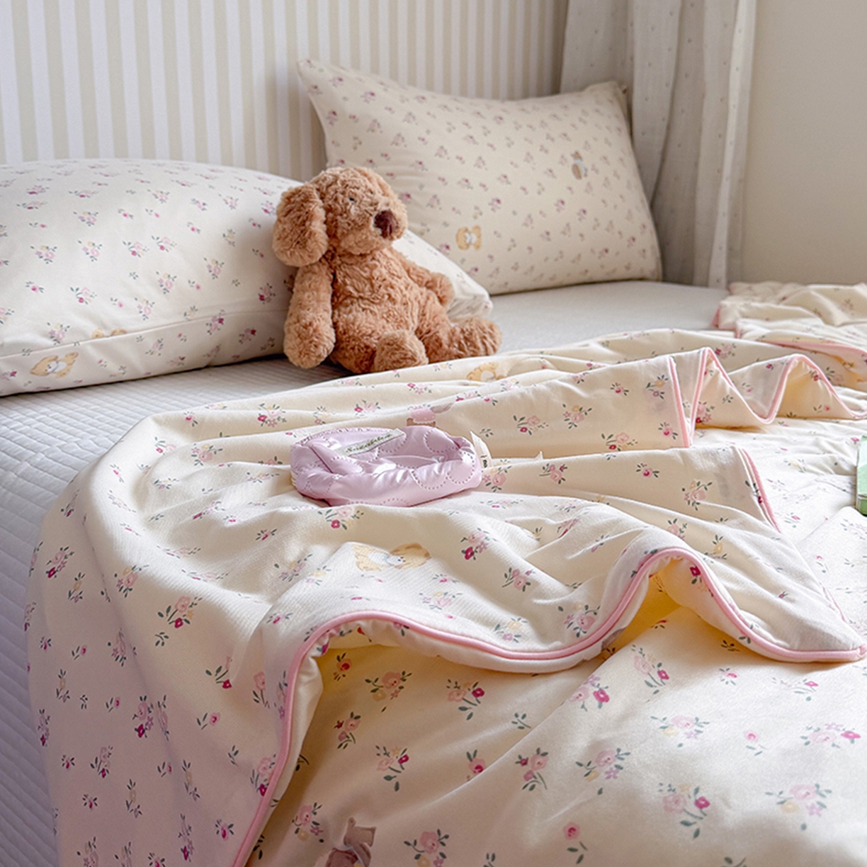 91家纺网 家纺一手货源 找家纺 桃子家居 2026新款A类卡通小清新奶乎乎高品质牛奶丝软糯针织棉嵌绳工艺夏被系列 针织嵌绳-甜梦碎花狗