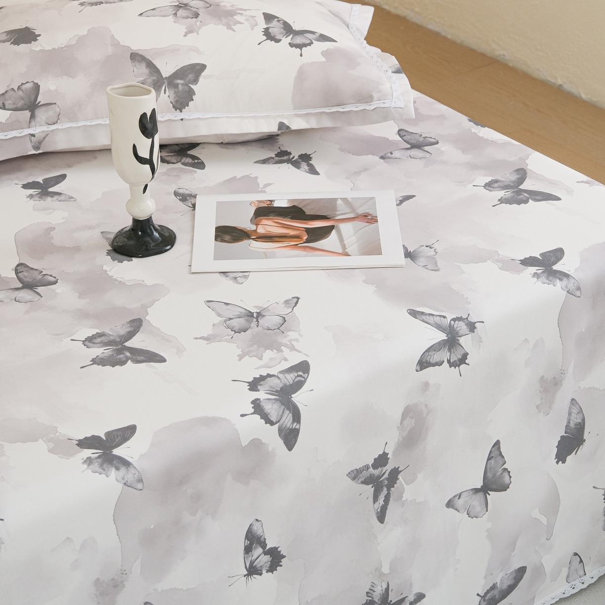 91家纺网 家纺一手货源 找家纺 慕绸家纺（原萌宝老粗布厂家） 2026新款原棉细纱工艺款亲肤柔软老粗布床单凉席席子春夏热门款-直播热卖圆角花边款 墨兰蝶