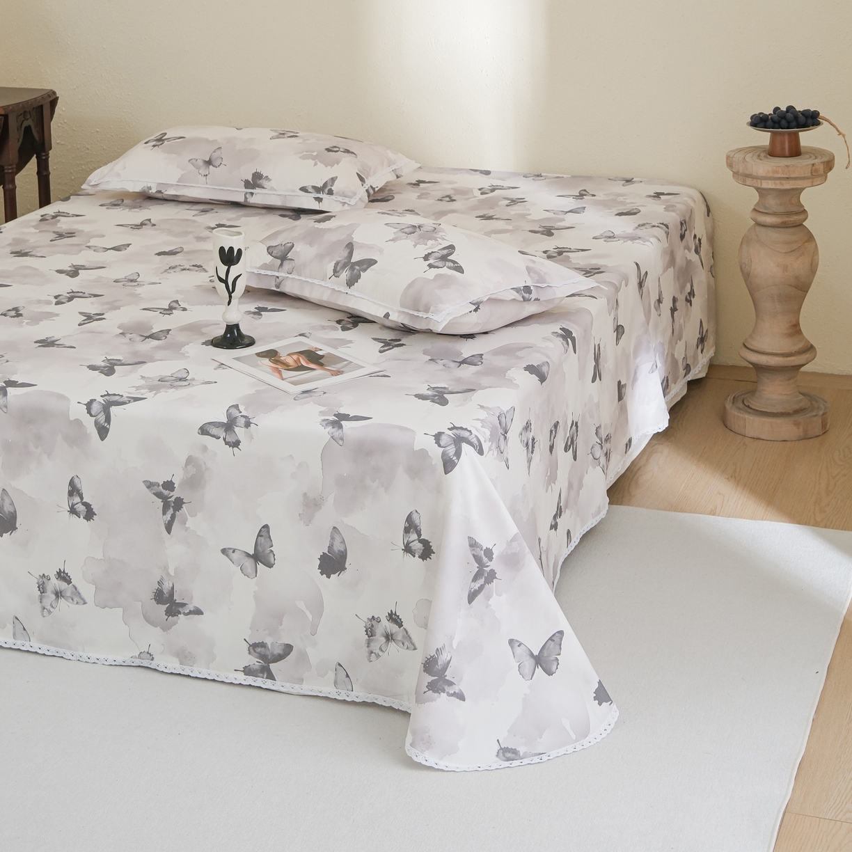 91家纺网 家纺一手货源 找家纺 慕绸家纺（原萌宝老粗布厂家） 2026新款原棉细纱工艺款亲肤柔软老粗布床单凉席席子春夏热门款-直播热卖圆角花边款 墨兰蝶