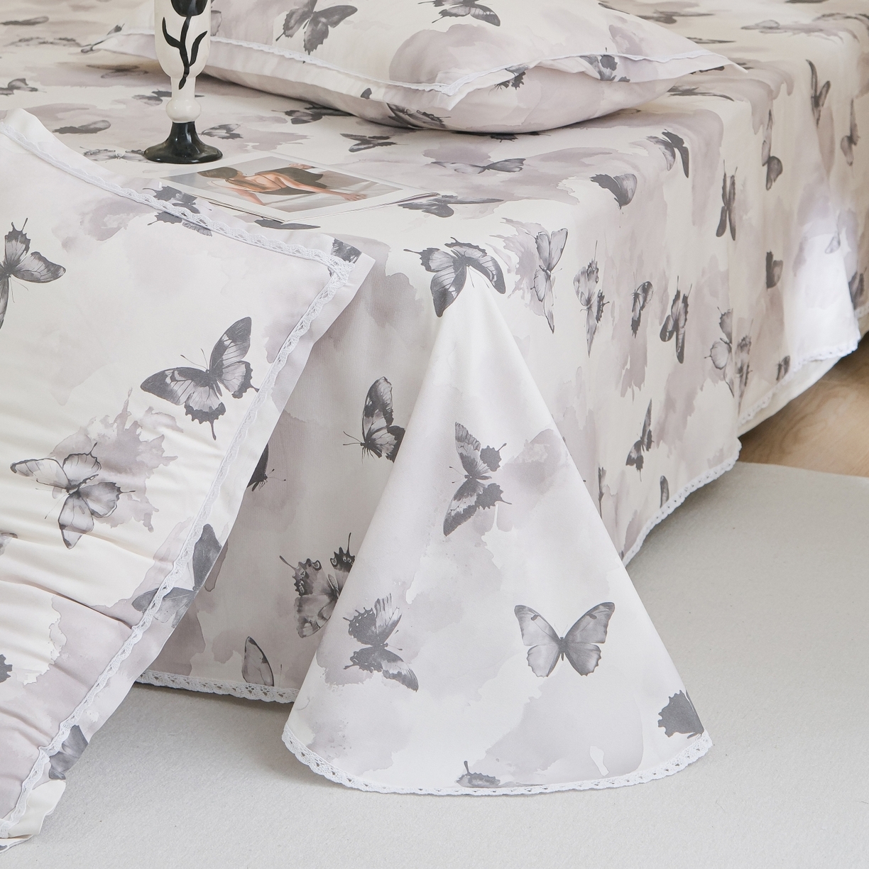 91家纺网 家纺一手货源 找家纺 慕绸家纺（原萌宝老粗布厂家） 2026新款原棉细纱工艺款亲肤柔软老粗布床单凉席席子春夏热门款-直播热卖圆角花边款 墨兰蝶