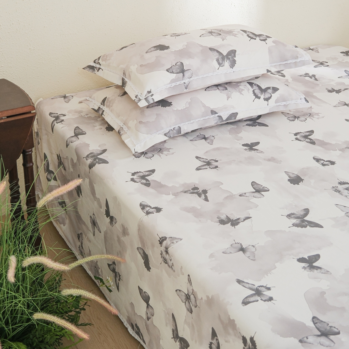 91家纺网 家纺一手货源 找家纺 慕绸家纺（原萌宝老粗布厂家） 2026新款原棉细纱工艺款亲肤柔软老粗布床单凉席席子春夏热门款-直播热卖圆角花边款 墨兰蝶