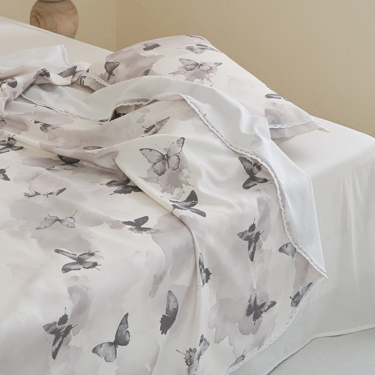 91家纺网 家纺一手货源 找家纺 慕绸家纺（原萌宝老粗布厂家） 2026新款原棉细纱工艺款亲肤柔软老粗布床单凉席席子春夏热门款-直播热卖圆角花边款 墨兰蝶