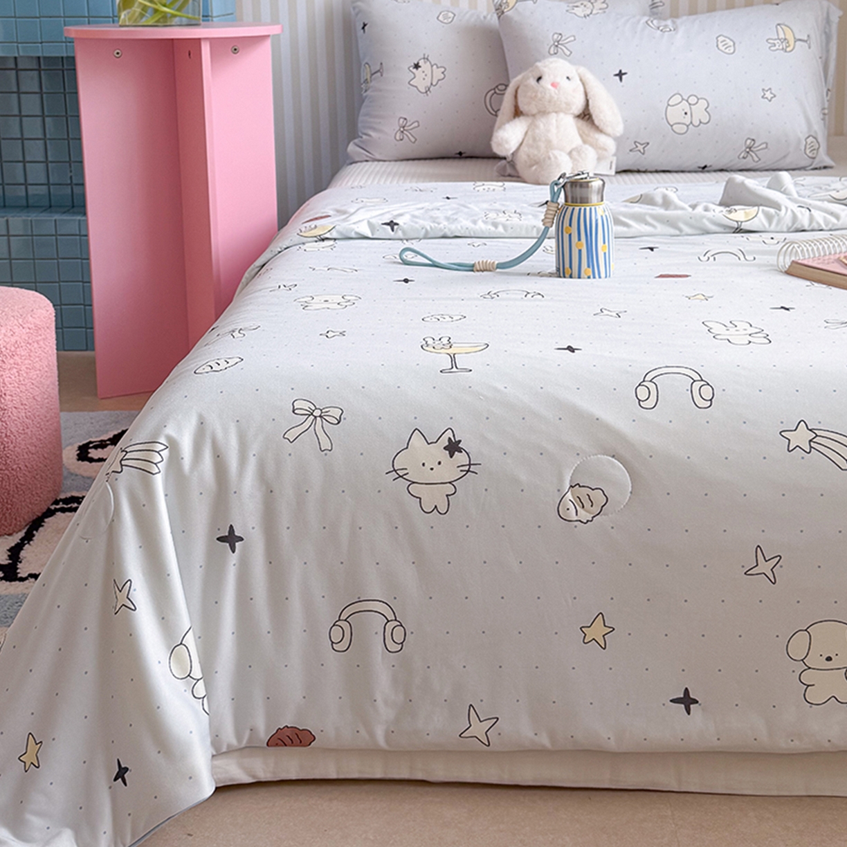 91家纺网 家纺一手货源 找家纺 桃子家居 2026新款A类卡通小清新奶乎乎高品质牛奶丝软糯针织棉嵌绳工艺夏被系列 针织嵌绳-晚安兔兔