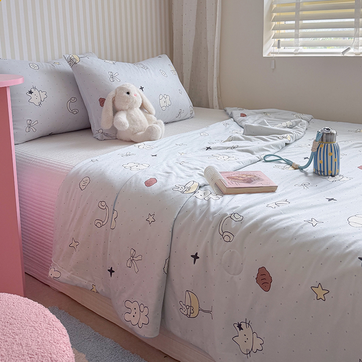 91家纺网 家纺一手货源 找家纺 桃子家居 2026新款A类卡通小清新奶乎乎高品质牛奶丝软糯针织棉嵌绳工艺夏被系列 针织嵌绳-晚安兔兔