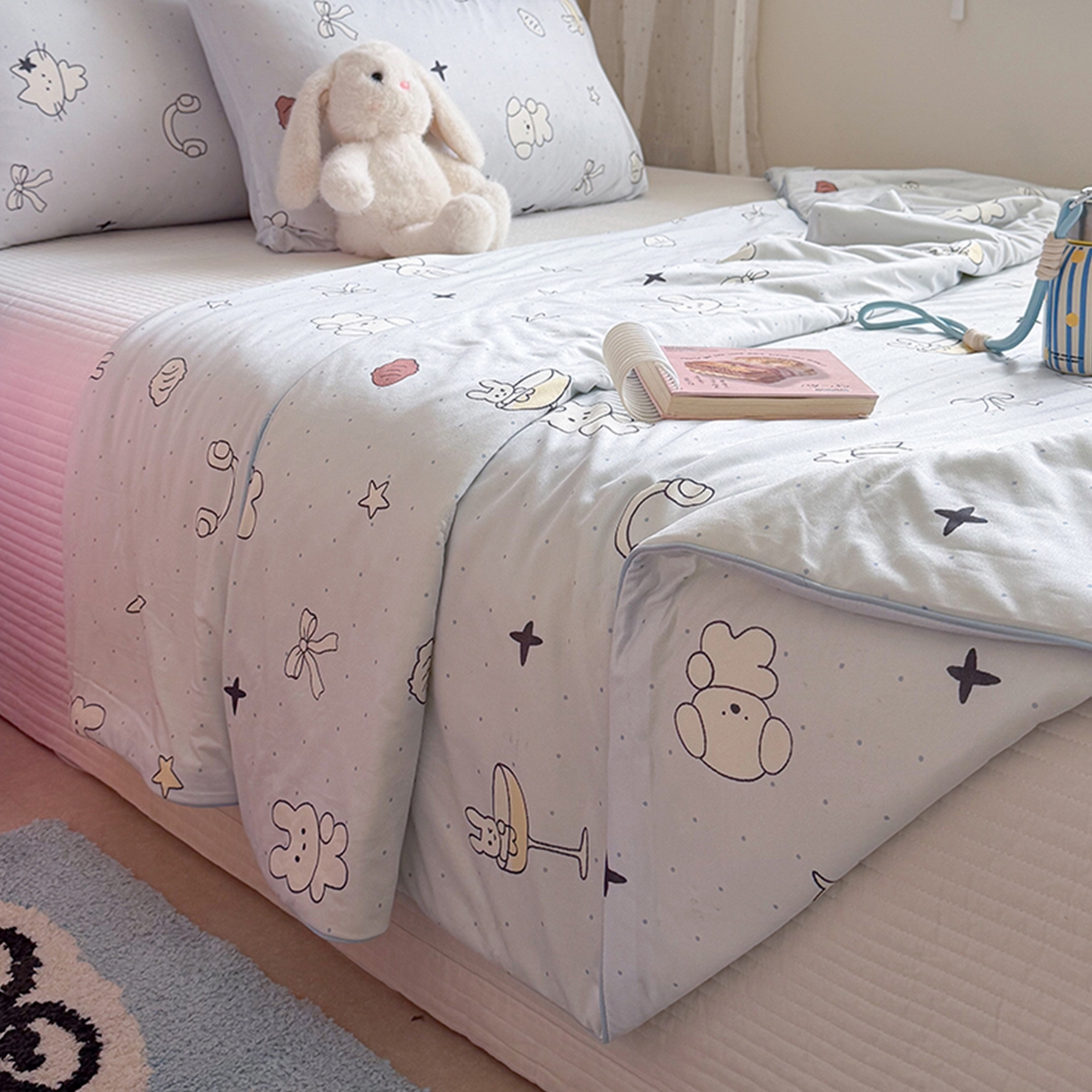 91家纺网 家纺一手货源 找家纺 桃子家居 2026新款A类卡通小清新奶乎乎高品质牛奶丝软糯针织棉嵌绳工艺夏被系列 针织嵌绳-晚安兔兔