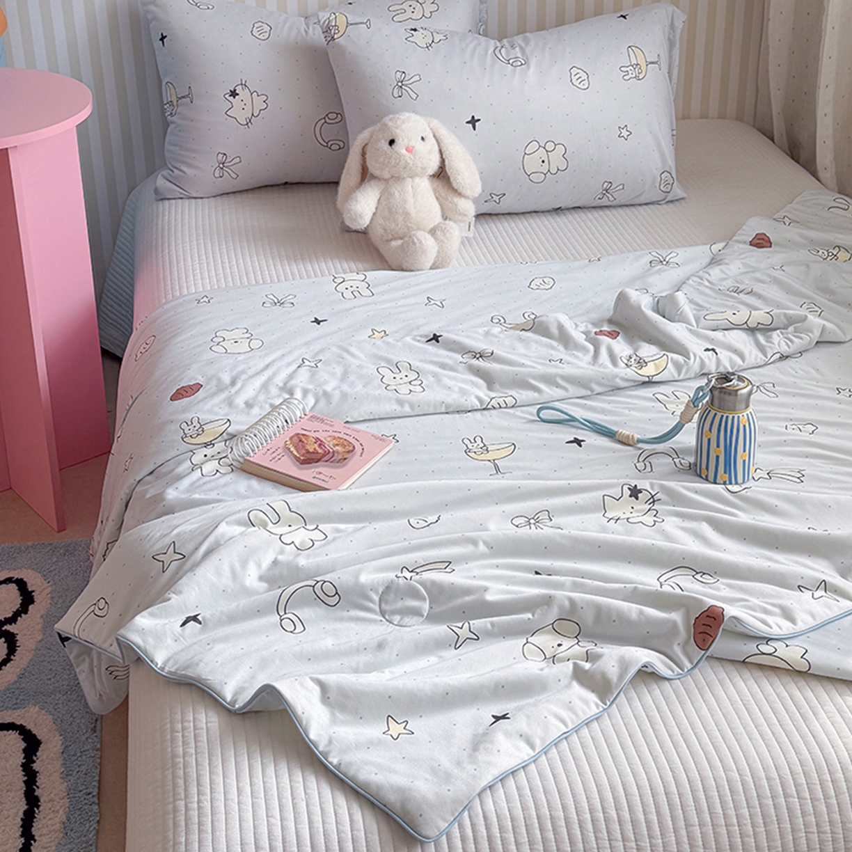 91家纺网 家纺一手货源 找家纺 桃子家居 2026新款A类卡通小清新奶乎乎高品质牛奶丝软糯针织棉嵌绳工艺夏被系列 针织嵌绳-晚安兔兔