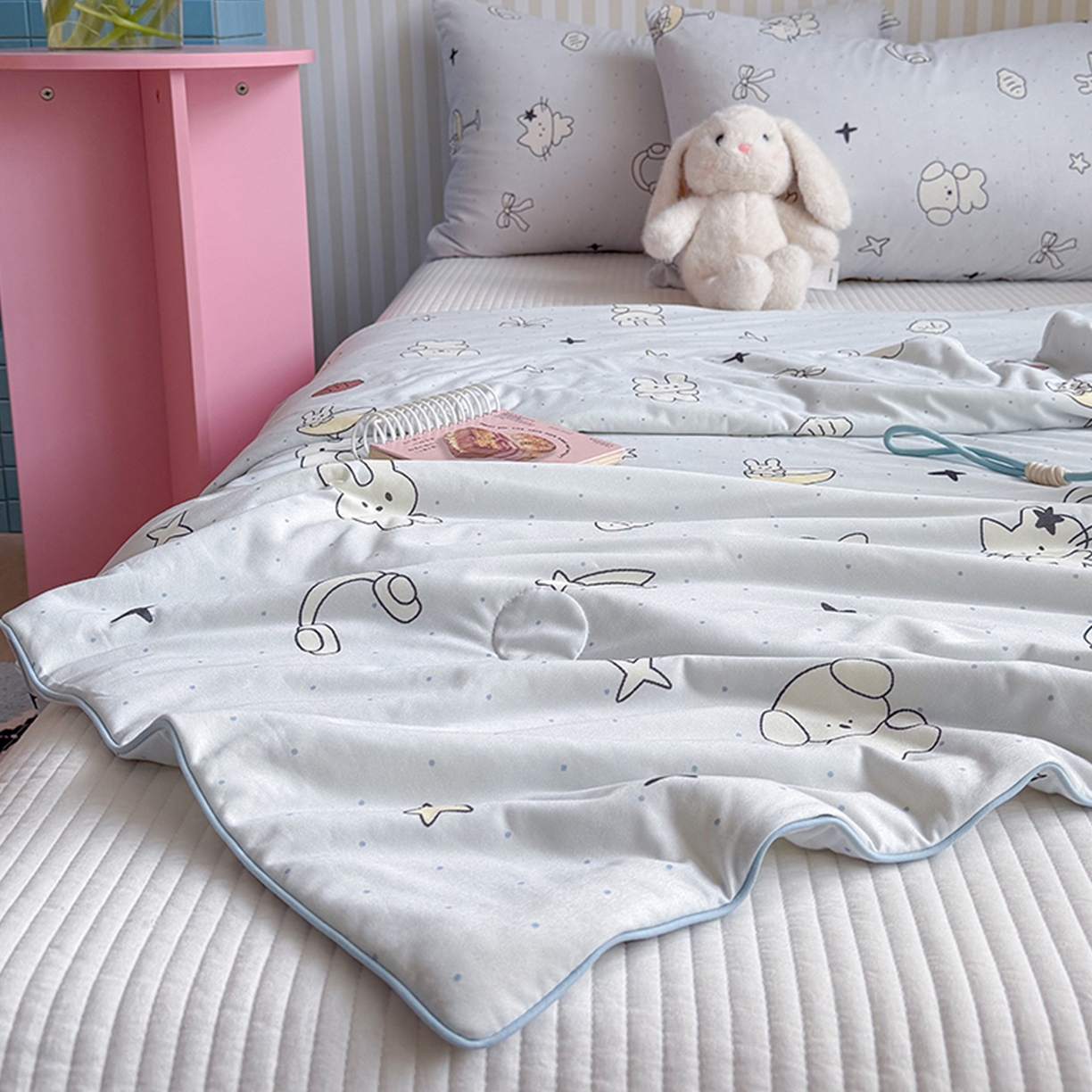 91家纺网 家纺一手货源 找家纺 桃子家居 2026新款A类卡通小清新奶乎乎高品质牛奶丝软糯针织棉嵌绳工艺夏被系列 针织嵌绳-晚安兔兔