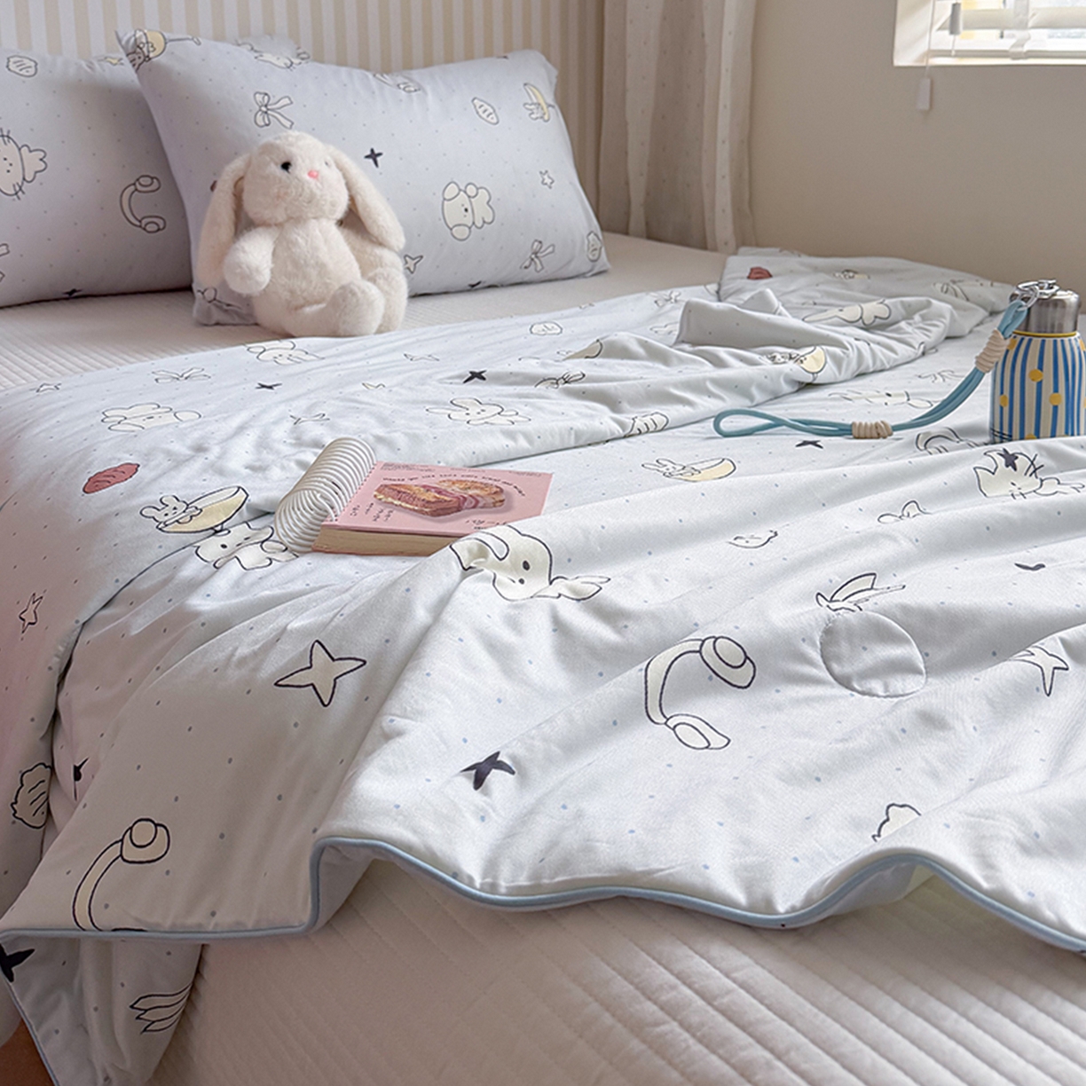 91家纺网 家纺一手货源 找家纺 桃子家居 2026新款A类卡通小清新奶乎乎高品质牛奶丝软糯针织棉嵌绳工艺夏被系列 针织嵌绳-晚安兔兔