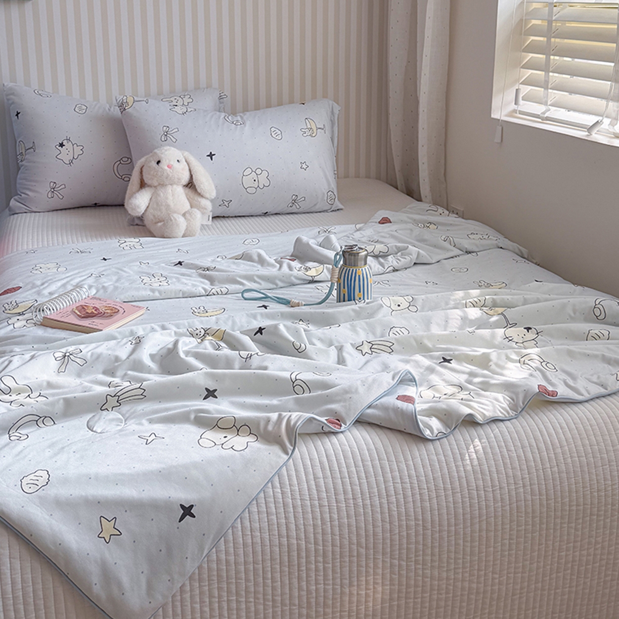 91家纺网 家纺一手货源 找家纺 桃子家居 2026新款A类卡通小清新奶乎乎高品质牛奶丝软糯针织棉嵌绳工艺夏被系列 针织嵌绳-晚安兔兔