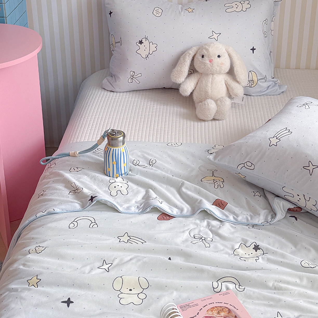 91家纺网 家纺一手货源 找家纺 桃子家居 2026新款A类卡通小清新奶乎乎高品质牛奶丝软糯针织棉嵌绳工艺夏被系列 针织嵌绳-晚安兔兔